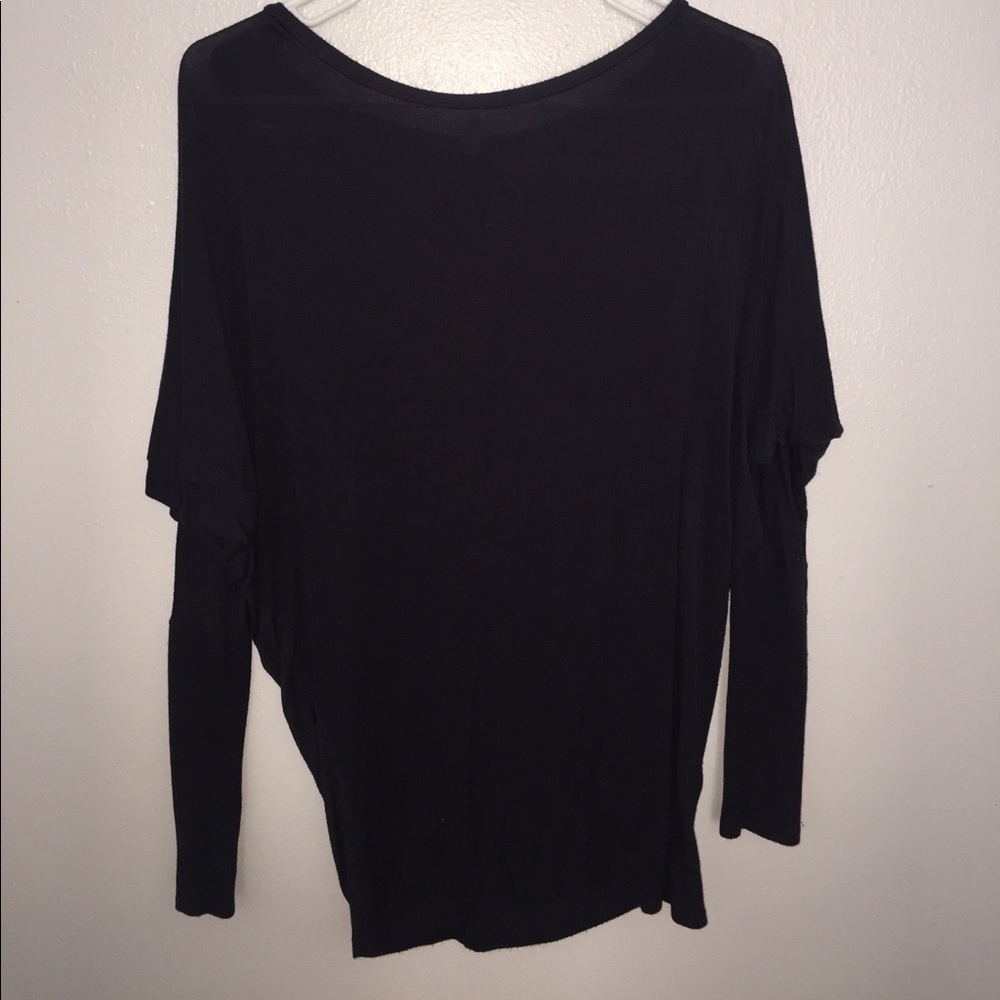 Navy blue shirt. Scoop neck.